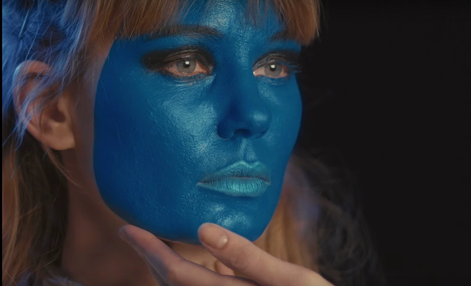 La femme текст. La femme перевод. La femme à la peau bleue vendredi sur mer перевод. La femme a la peau bleue что означает.