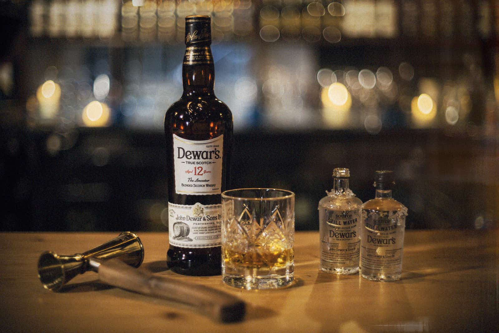 Dewars 8 caribbean smooth. Dewars true Scotch 12. Рокс Dewars. Джон Дюар. Dewars виски голубой.