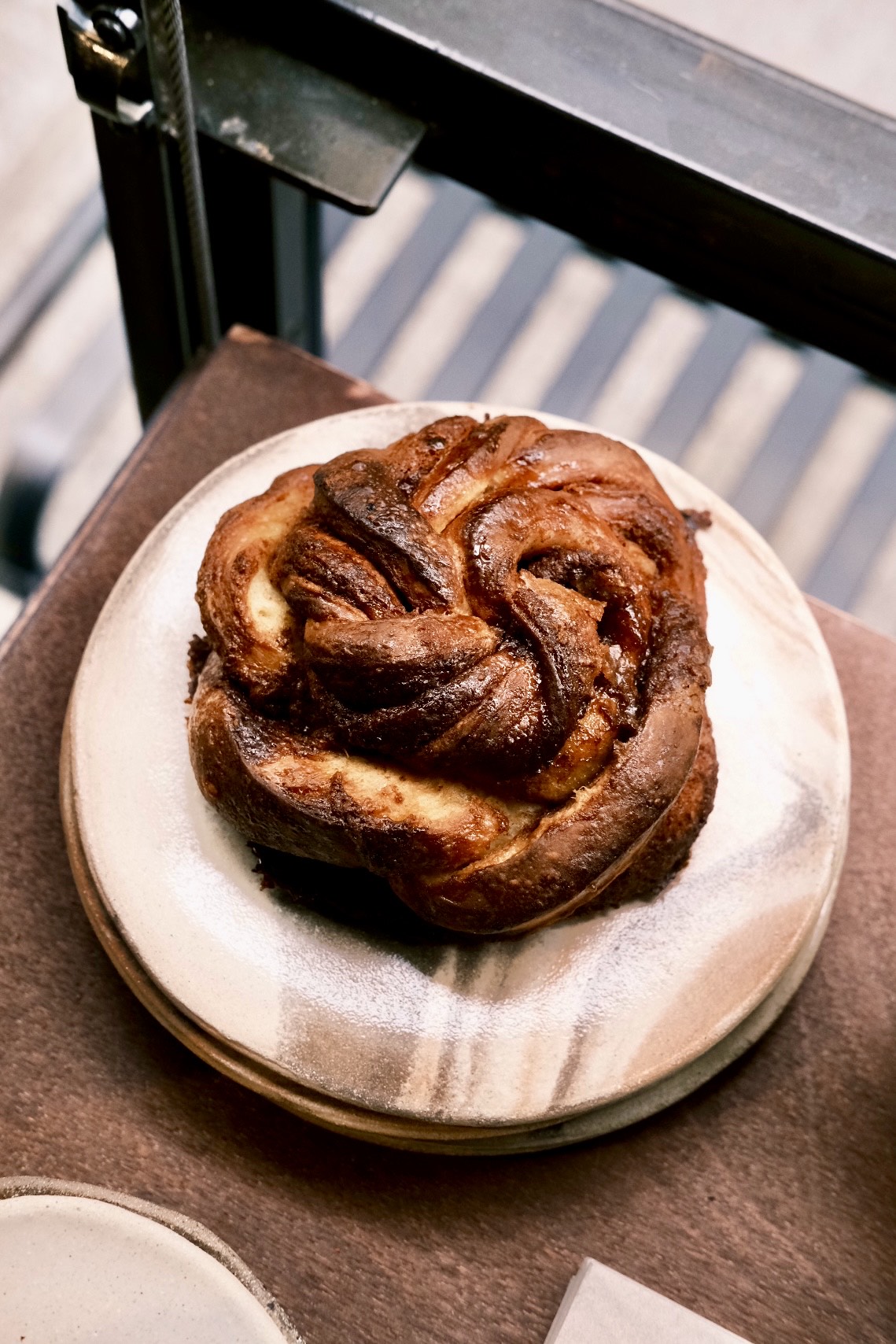 Cinnamon Roll de Café Berry, coffee shop à Paris © Jérôme Monimart