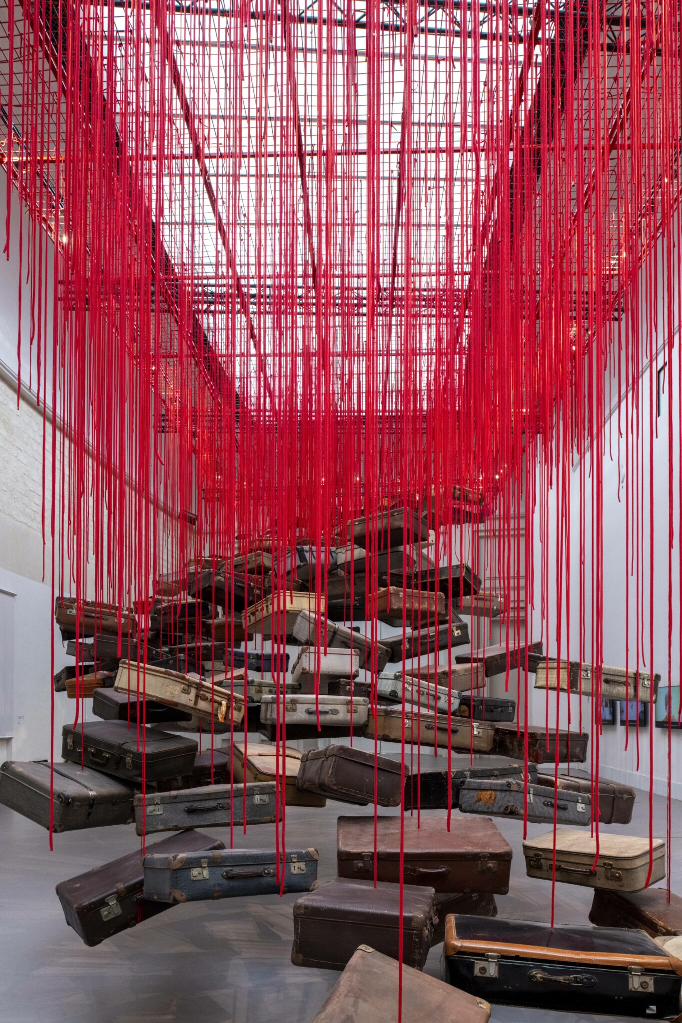 Accumulation - Searching for the Destination, Exposition Chiharu Shiota, The Soul Trembles.